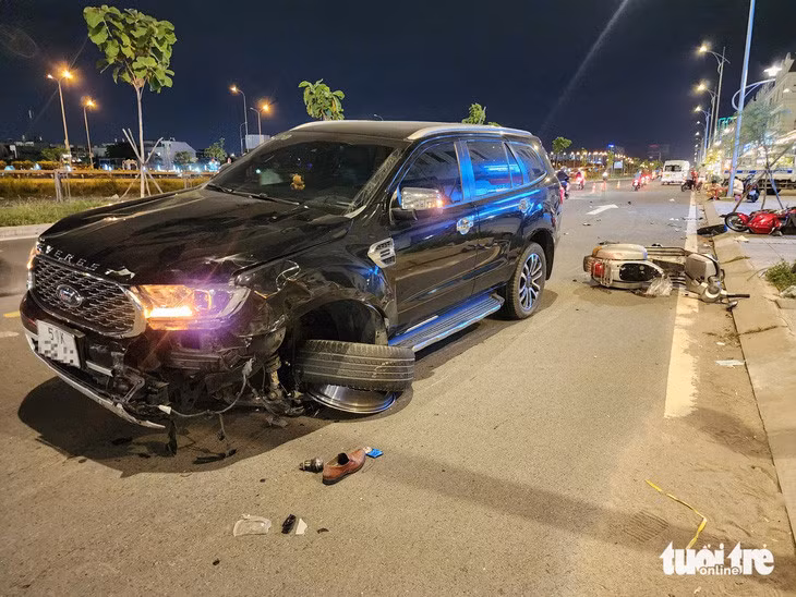 Ô tô 7 chỗ lao qua làn đường ngược lại, húc văng nhiều xe máy ở TP Thủ Đức - Ảnh: MINH HÒA