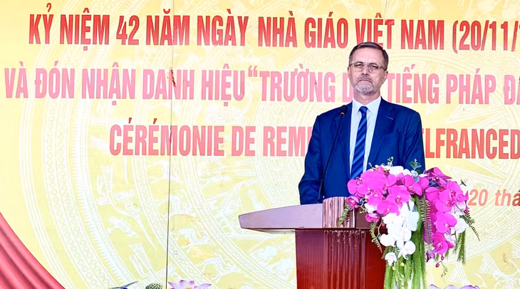 Ngài Olivier Brochet, Đại sứ Cộng hòa Pháp tại Việt Nam phát biểu chúc mừng Trường Tiểu học Hữu Nghị.