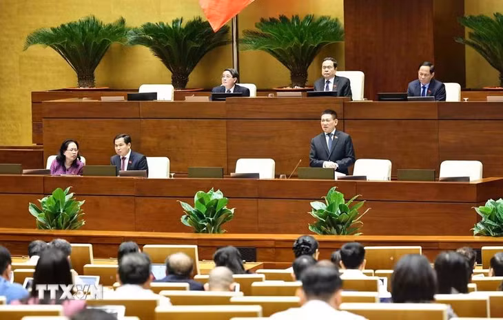 Phó Thủ tướng, Bộ trưởng Bộ Tài chính Hồ Đức Phớc giải trình, làm rõ một số vấn đề đại biểu Quốc hội nêu. (Ảnh: Minh Đức/TTXVN)