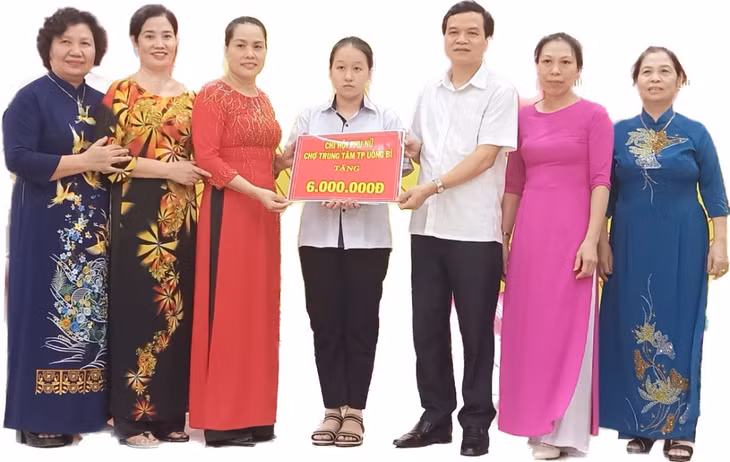 Chi hội Phụ nữ chợ Trung tâm Uông Bí trao quà đỡ đầu cho Vũ Ngọc Anh.