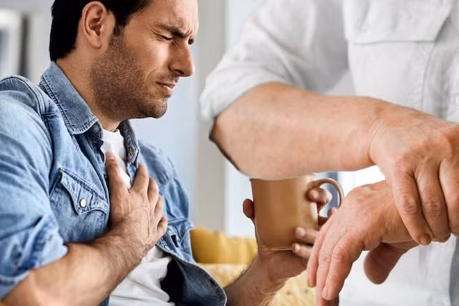 Chế độ ăn uống giúp giảm nguy cơ mắc bệnh viêm nhiễm. Đồ hoạ: Thiện Nhân