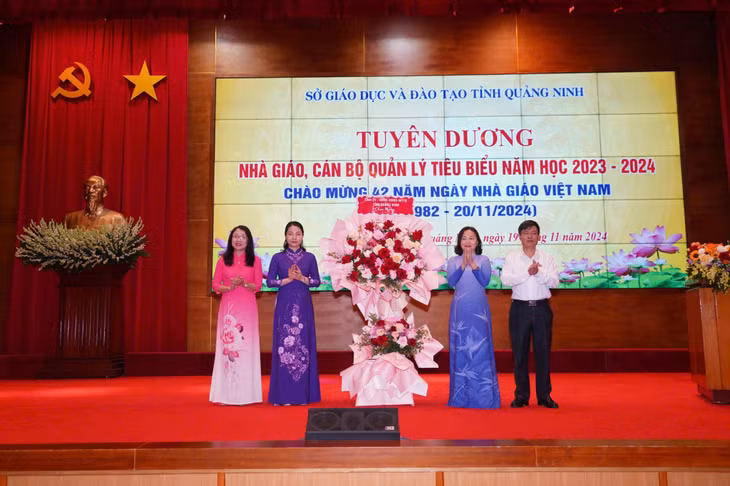 Đồng chí Vi Ngọc Bích, Phó Chủ tịch Thường trực HĐND tỉnh, thay mặt lãnh đạo tỉnh tặng hoa chúc mừng các thầy, cô giáo, nhà quản lý giáo dục trên địa bàn tỉnh nhân Ngày Nhà giáo Việt Nam 20/11.