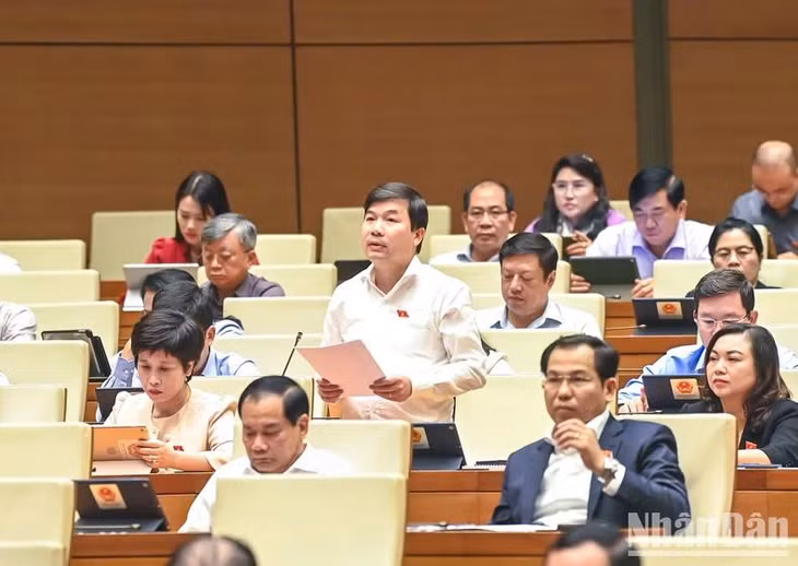 Đại biểu Hoàng Đức Chính cho rằng, việc đưa quy định phát triển điện hạt nhân vào dự thảo Luật Điện lực (sửa đổi) là bước tiến quan trọng trong định hướng phát triển năng lượng quốc gia. (Ảnh: DUY LINH)