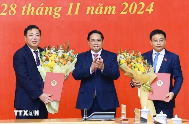 Thủ tướng Phạm Minh Chính trao Quyết định của Chủ tịch nước bổ nhiệm ông Nguyễn Văn Thắng giữ chức Bộ trưởng Bộ Tài chính và ông Trần Hồng Minh giữ chức Bộ trưởng Bộ Giao thông Vận tải. (Ảnh: Dương Giang/TTXVN)