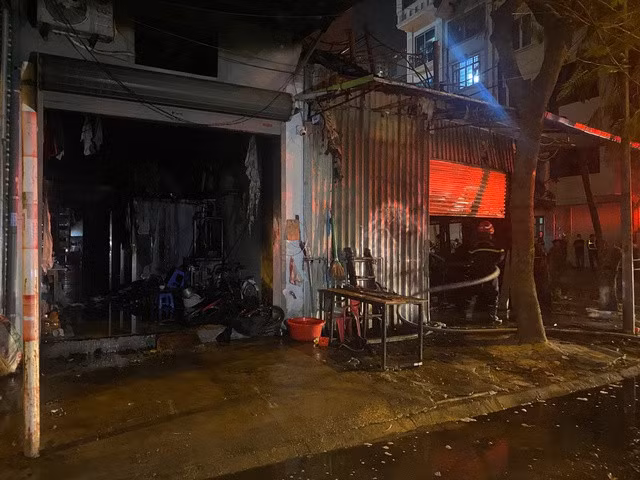 Nhà xưởng bị thiêu rụi, 2 nhà dân liền kề cũng bị ảnh hưởng.
