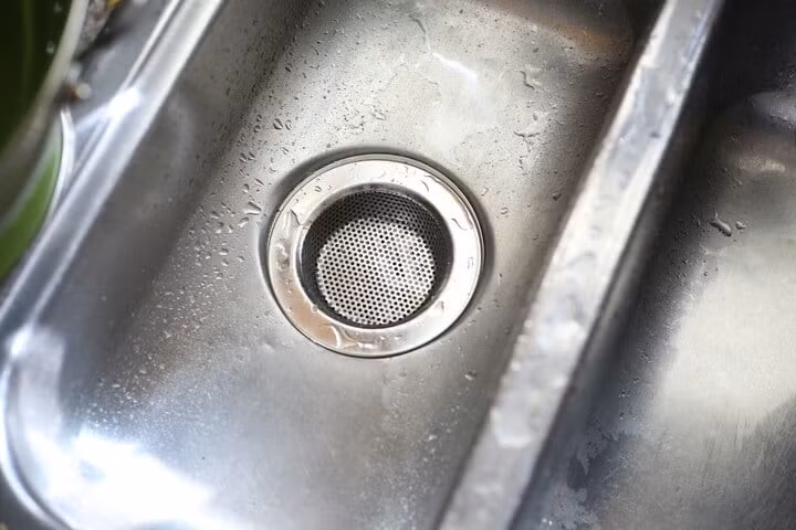 Để có bồn rửa bát luôn sạch như mới, bạn cần vệ sinh định kỳ mỗi tuần. (Ảnh: Giorgio Trovota)