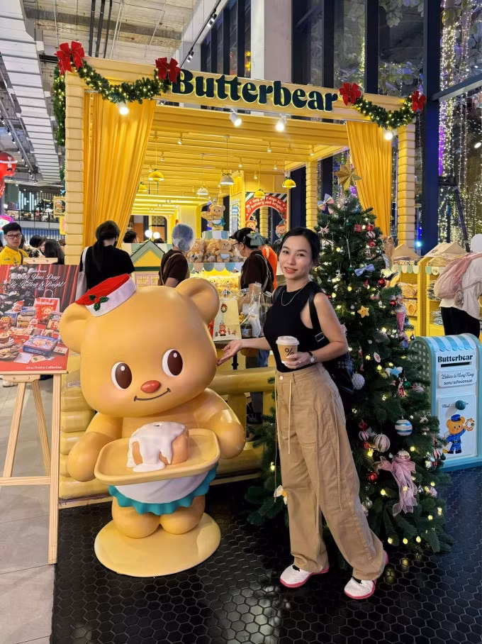 Ngọc Diệu check in tại Trung tâm thương mại EmSphere ở Bangkok, hôm 26/11. Ảnh: NVCC