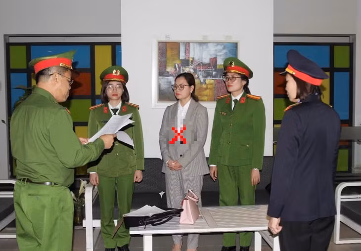 Công an tỉnh Hà Nam thi hành lệnh bắt bị can và khám xét chỗ ở, nơi làm việc đối với bà Nguyễn Thu Nhiễu (giữa) - Ảnh: Công an tỉnh Hà Nam