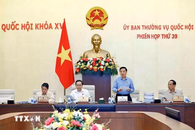 Phó Chủ tịch Quốc hội Nguyễn Khắc Định điều hành phiên họp. (Ảnh: Doãn Tấn/TTXVN)