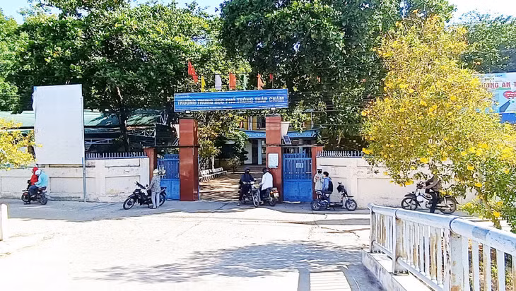 Trường THPT Tháp Chàm - nơi ông Trần Đình Toản từng giữ chức Hiệu trưởng và đã gây ra nhiều sai phạm trong quản lý, thu chi tài chính.
