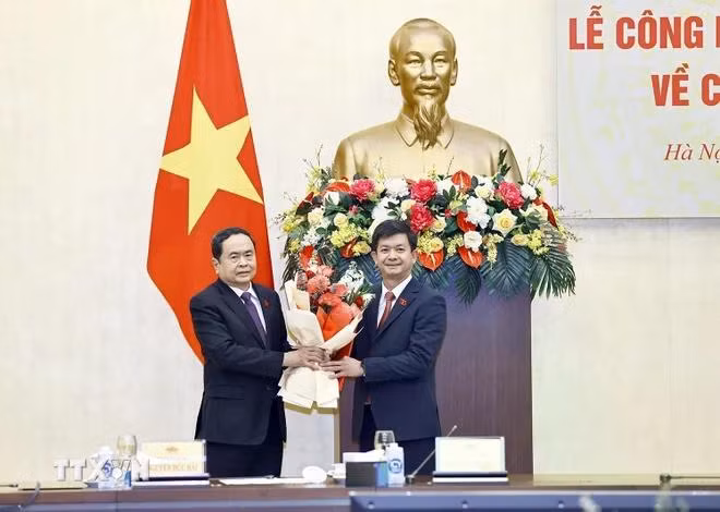 Chủ tịch Quốc hội Trần Thanh Mẫn trao Nghị quyết, tặng hoa cho Tổng Thư ký Quốc hội Lê Quang Tùng. (Ảnh: Doãn Tấn/TTXVN)