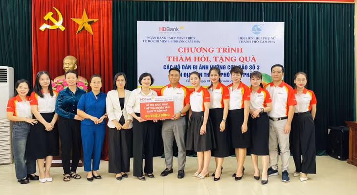 Ngân hàng TMCP phát triển TP Hồ Chí Minh (HDBank) - Chi nhánh Cẩm Phả trao kinh phí hỗ trợ các hội viên phụ nữ có hoàn cảnh khó khăn, bị ảnh hưởng bởi cơn bão số 3 (YAGI) trên địa bàn thành phố.