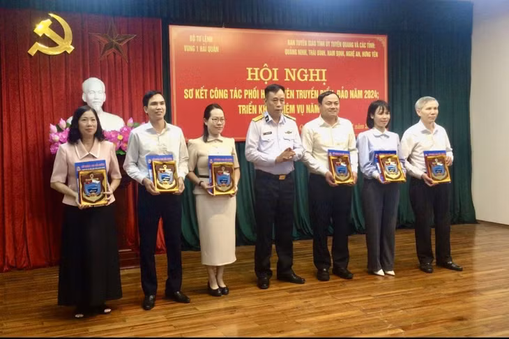 Đại tá Hoàng Ngọc Tuấn, Lữ đoàn trưởng tặng quà lưu niệm cho đại diện Ban Tuyên giáo các tỉnh.