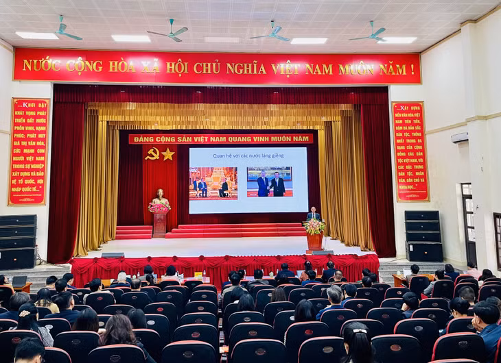 Đồng chí Vũ Duy Thành, Phó Vụ trưởng Vụ Chính sách đối ngoại, Bộ Ngoại giao, truyền đạt chuyên đề "Tình hình thế giới, khu vực và công tác đối ngoại của Đảng, Nhà nước ta thời gian qua; dự báo tình hình thế giới và nhiệm vụ công tác đối ngoại trong thời gian tới” tại hội nghị.