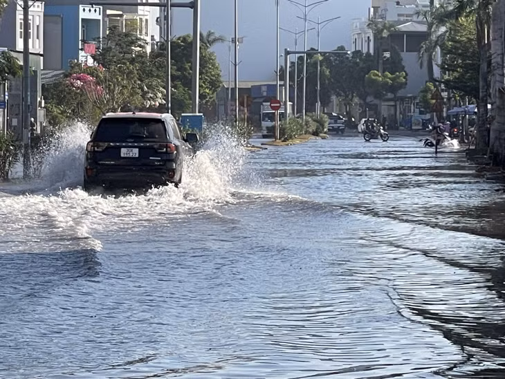 Tại khu vực Yết Kiêu, phường Trần Hưng Đạo cũng có nhiều khu vực ngập sâu.
