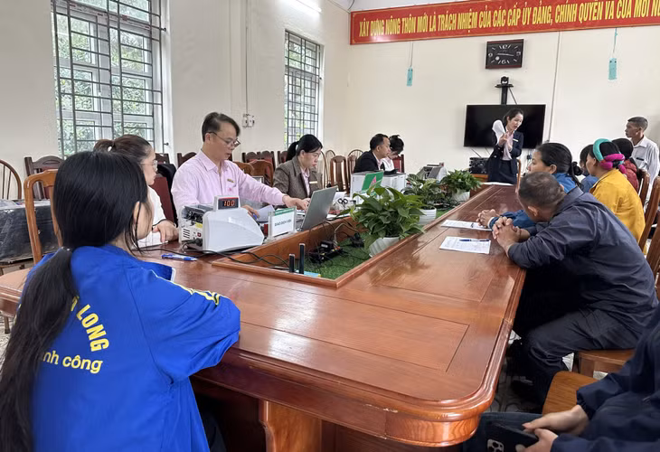  Ngân hàng CSXH Chi nhánh Quảng Ninh tổ chức giải ngân cho các hộ dân vay vốn.