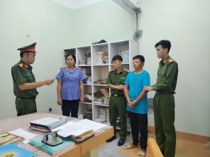 Tống đạt quyết định khởi tố bị can. Ảnh: Công an Lai Châu