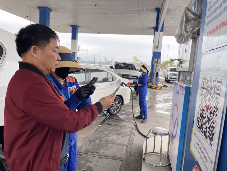 Khách hàng thanh toán tiền xăng qua hình thức không dùng tiền mặt tại Cửa hàng xăng dầu số 1 (phường Hồng Hà).