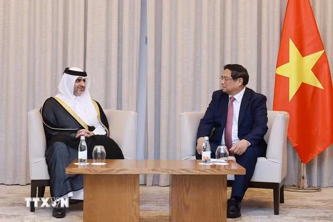 Thủ tướng Phạm Minh Chính tiếp ông Sheikh Bandar bin Mohammed bin Saoud Al-Thani, Thống đốc Ngân hàng Trung ương Qatar, Chủ tịch Cơ quan đầu tư Qatar. (Ảnh: Dương Giang/TTXVN)