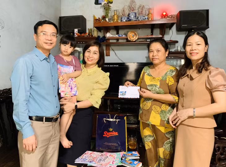 Lãnh đạo Trung tâm Hành chính công, Phòng Nội vụ, Thanh tra TP Hạ Long thăm, tặng quà em Nguyễn Phạm Quỳnh Anh (phường Hà Trung, TP Hạ Long).
