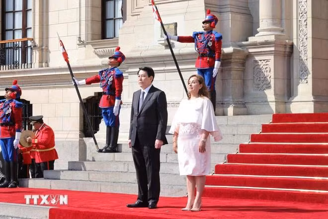 Tổng thống Peru Dina Ercilia Boluarte Zegarra chủ trì lễ đón Chủ tịch nước Lương Cường thăm chính thức Peru. (Ảnh: Lâm Khánh/TTXVN)