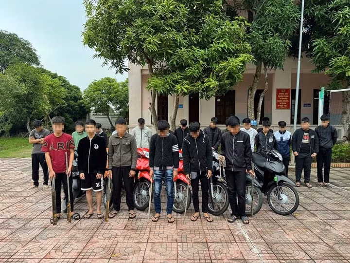 Nhóm thanh thiếu niên bị khởi tố cùng tang vật tại cơ quan Công an. (Ảnh: CA Nghệ An)