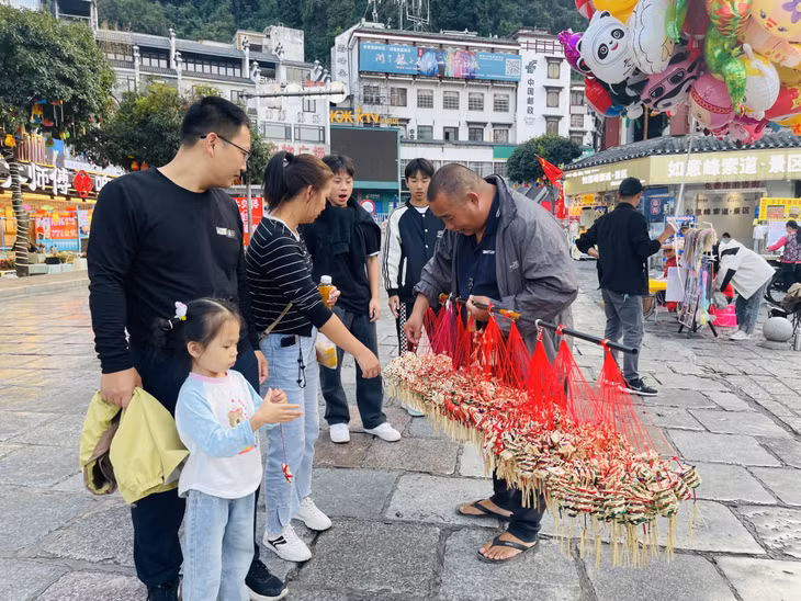 Nhiều bạn trẻ rất thích thú với những đồ lưu niệm nhỏ xinh.