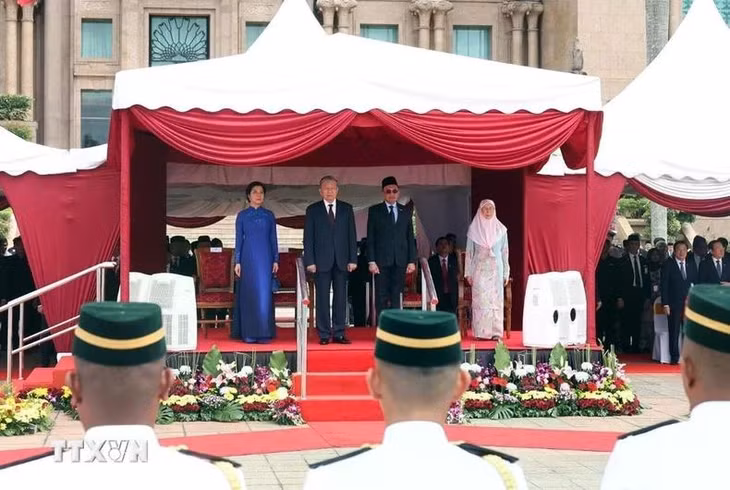 Thủ tướng Malaysia Anwar Ibrahim và Phu nhân chủ trì Lễ đón Tổng Bí thư Tô Lâm và Phu nhân. (Ảnh: Thống Nhất/TTXVN)