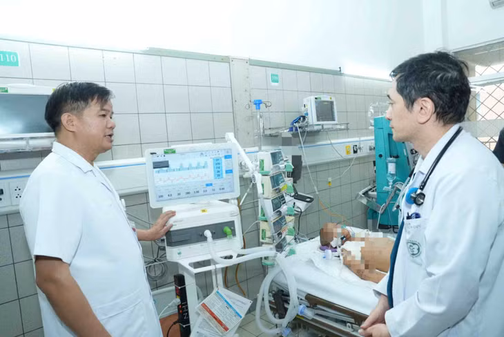 Giám đốc Bệnh viện Bạch Mai Đào Xuân Cơ chỉ đạo tập trung tối đa nhân lực, vật lực để điều trị, cứu chữa cho cháu bé. Ảnh: Thế Anh