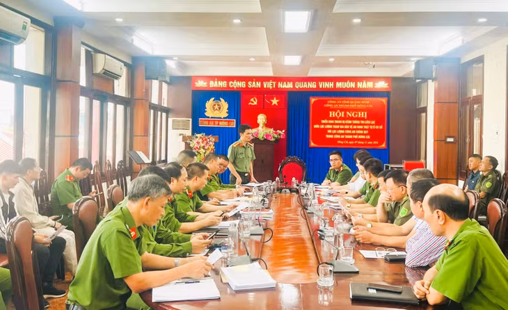 Lãnh đạo Công an TP Móng Cái triển khai trang bị kênh thông tin liên lạc giữa lực lượng tham gia bảo vệ an ninh trật tự ở cơ sở với lực lượng Công an chính quy.