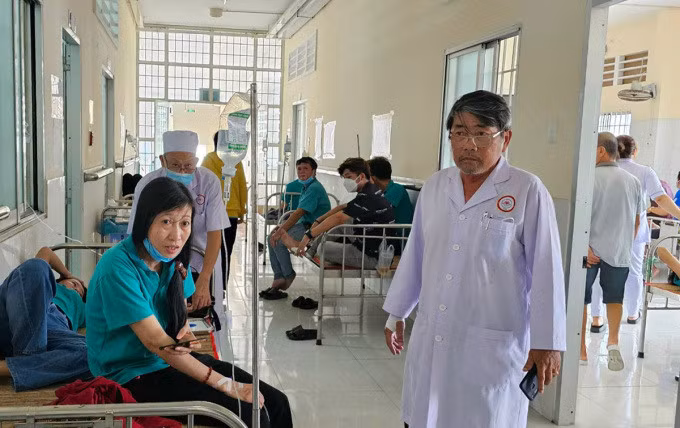 Bác sĩ Bệnh viện đa khoa khu vực Hòa Phú (huyện Long Hồ) kiểm tra, thăm khám cho các công nhân bị ngộ độc. Ảnh: Vĩnh Nam