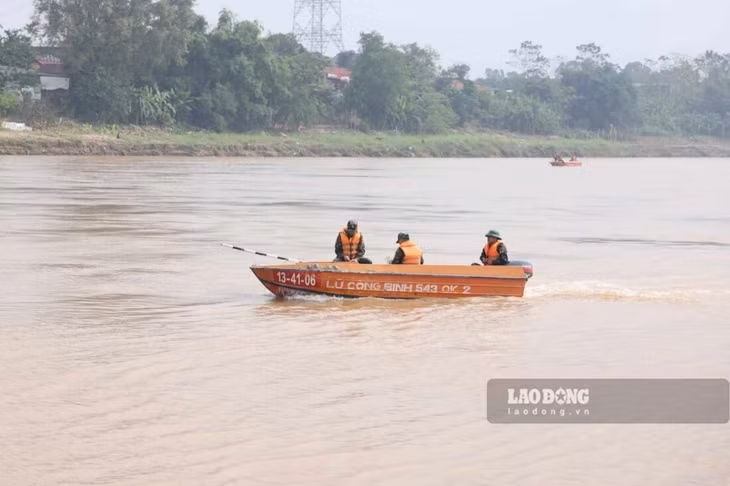 Nhiều nhân lực, phương tiện được huy động để tìm kiếm các học sinh mất tích. Ảnh: Tô Công.