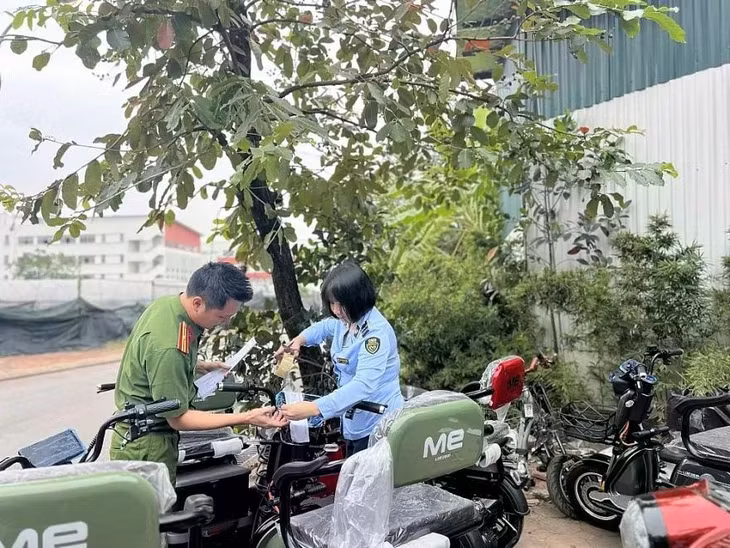 Cục Nghiệp vụ Tổng cục Quản lý thị trường kiểm tra, thu giữ nhiều xe điện không rõ nguồn gốc xuất xứ, được giao bán trên nền tảng thương mại điện tử. Ảnh: Quyên Lưu