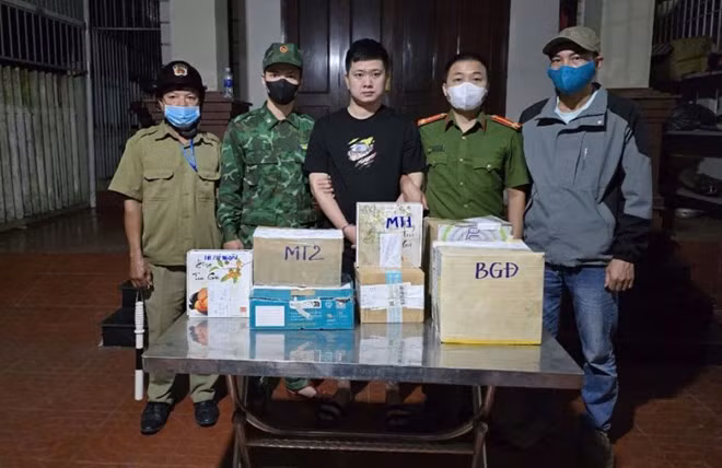 Các lực lượng phối hợp bắt giữ đối tượng cùng số tang vật ma túy. Ảnh: Biên phòng Quảng Trị.