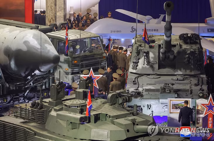 Hình ảnh tại buổi triển lãm quốc phòng 2024 của Triều Tiên do KCNA phát. Ảnh: Yonhap