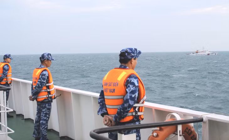 Lực lượng Cảnh sát biển 2 nước Việt Nam - Trung Quốc thực hiện nghi thức chào xã giao.