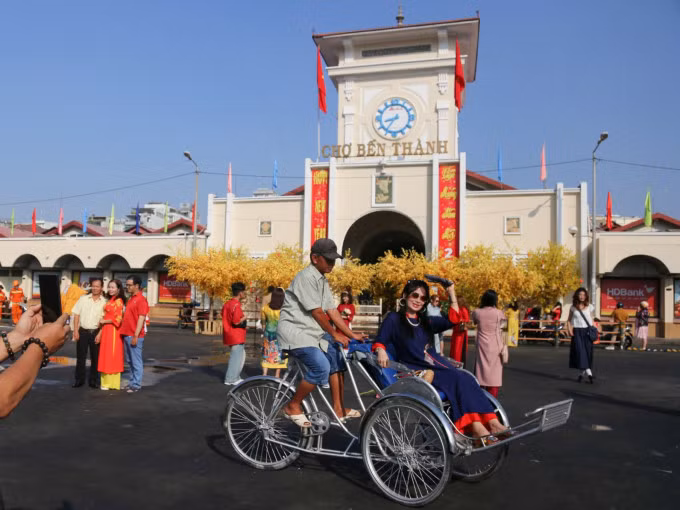 Chợ Bến Thành Tết Giáp Thìn. Ảnh: Đình Văn