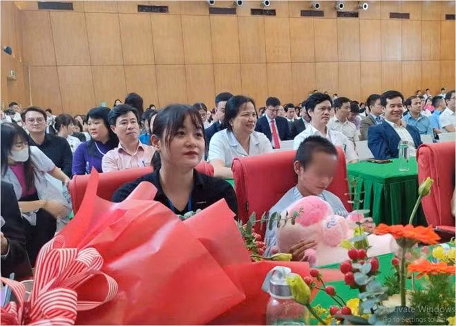 Bé N hồi sinh sau trận lũ quét ở làng Nủ (tỉnh Lào Cai) trong ngày xuất viện về với gia đình. Ảnh: Hà Lê