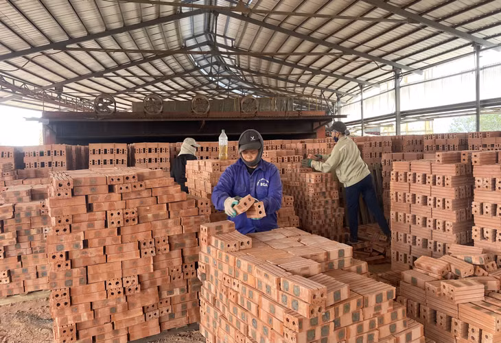 Hoạt động sản xuất gạch tại Nhà máy gạch Hoàng Quế (TP Đông Triều).