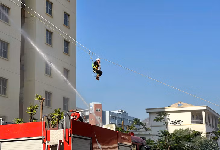 Cứu người từ trên cao bằng thang dây hạ chậm.