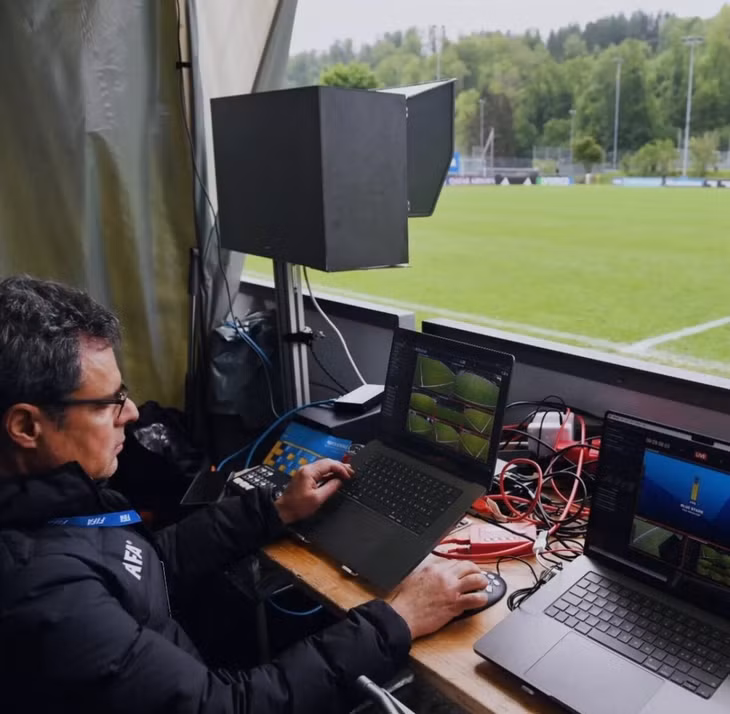 So với VAR, FIFA chỉ ra rằng FVS chỉ cần các thiết lập đơn giản như 1-4 camera mỗi trận là đủ. Ảnh: FIFA.