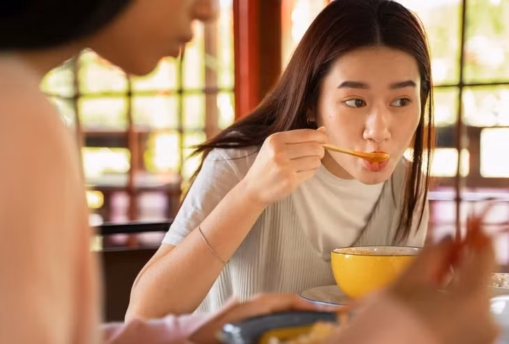 Ăn thô được nhiều bạn trẻ lựa chọn như một giải pháp giúp thanh lọc cơ thể, giảm cân. Ảnh: Freepik.