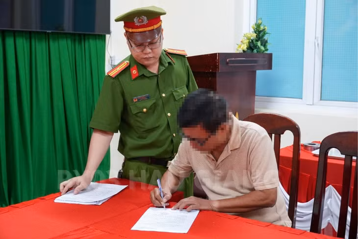 Đối tượng Trần Anh Thiện tại cơ quan công an. Ảnh: Công an tỉnh Hậu Giang