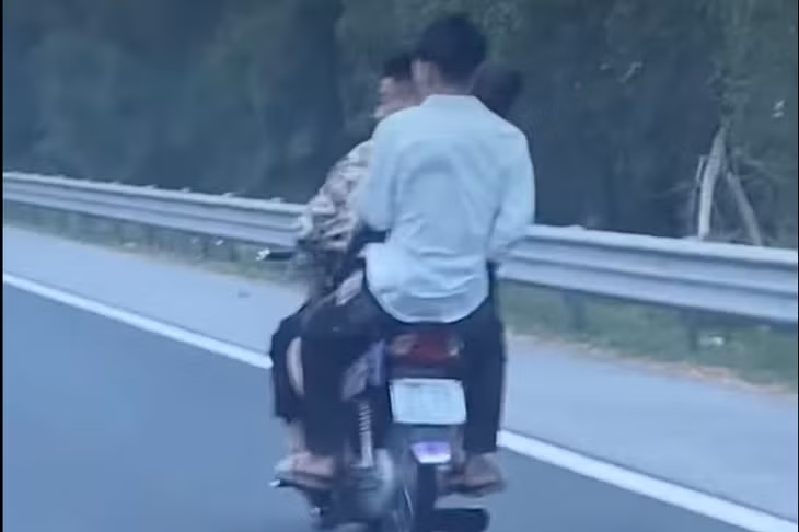 Hình ảnh xe máy đi vào cao tốc Hà Nội - Hải Phòng. Ảnh chụp màn hình