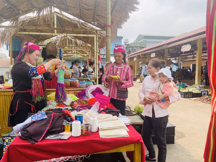 Gian hàng bày bán trang phục dân tộc, trang sức, đồ thêu thủ công tại chợ phiên.