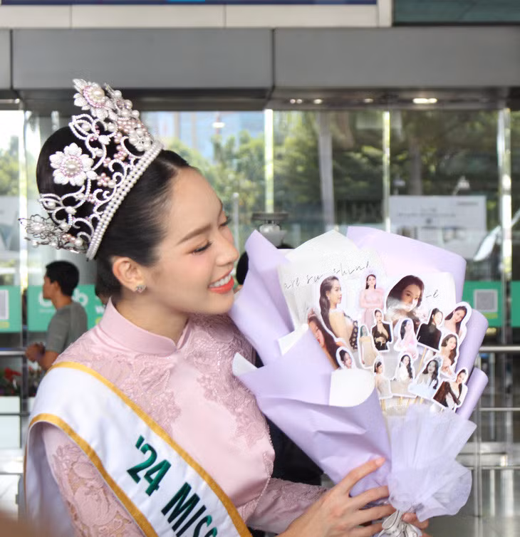 Hoa hậu Thanh Thủy rạng rỡ với món quà của người hâm mộ ngày trở về