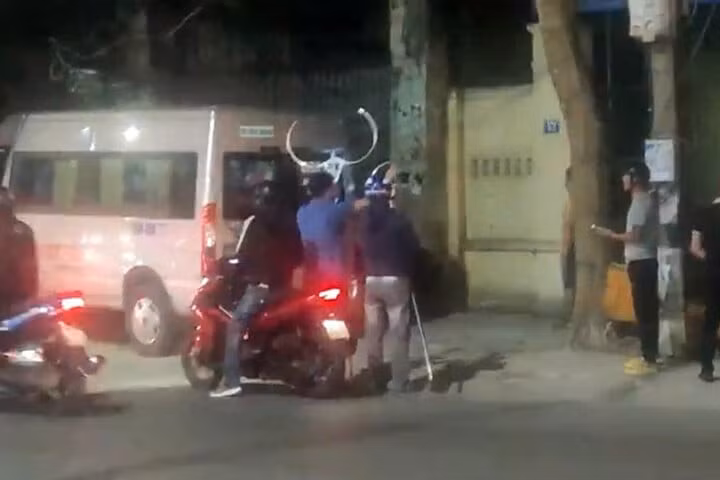 Lực lượng chức năng phải dùng dụng cụ chuyên dụng để khống chế người đàn ông. (Ảnh cắt từ clip)