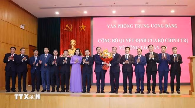 Ban Thường vụ Tỉnh ủy Nam Định chúc mừng đồng chí Phạm Gia Túc. (Ảnh: Phương Hoa/TTXVN)