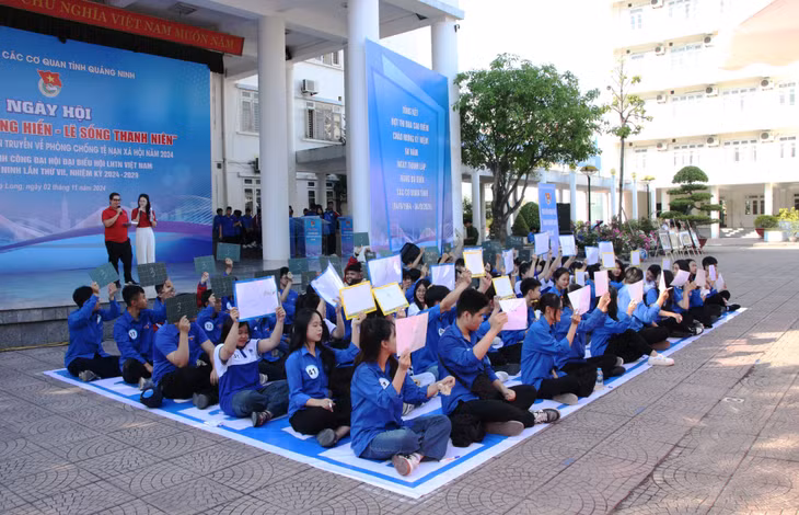 Phần thi Rung chuông vàng bằng Tiếng Anh diễn ra sôi nổi.