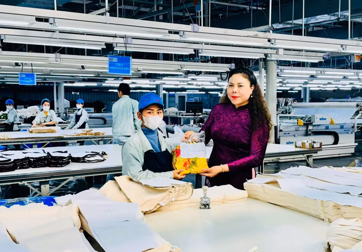 Công đoàn Viên chức tỉnh tặng áo dài cho nữ công nhân Công ty Hoa Lợi Đạt Việt Nam (KCN Texhong Hải Hà).